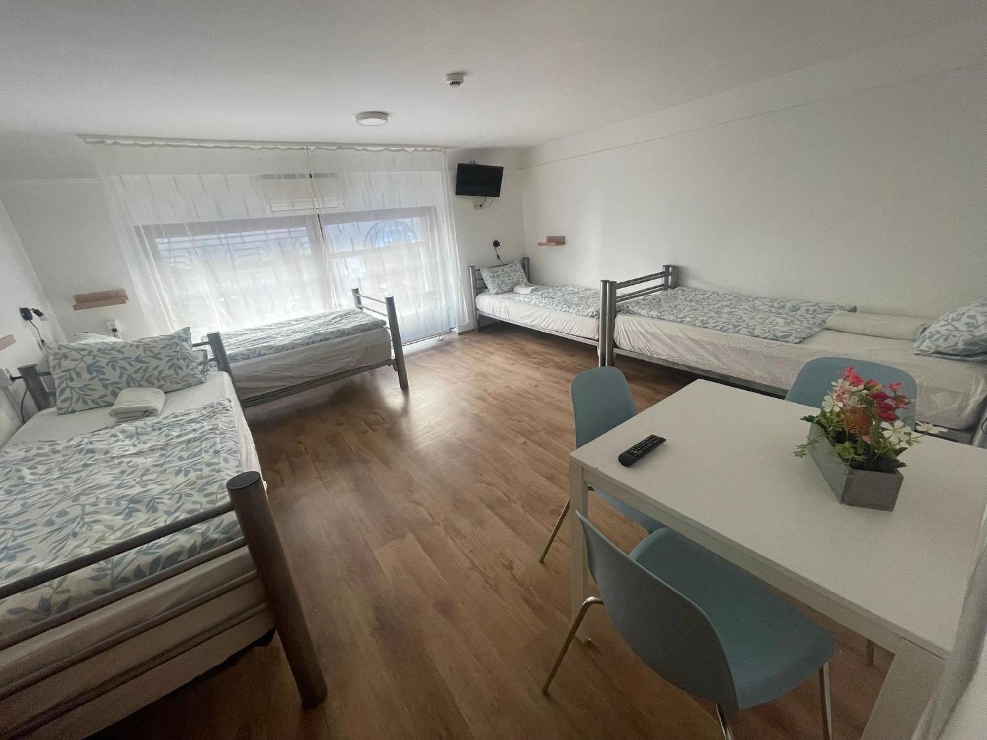 Center Hostel And Guest House บูดาเปสต์ ภายนอก รูปภาพ