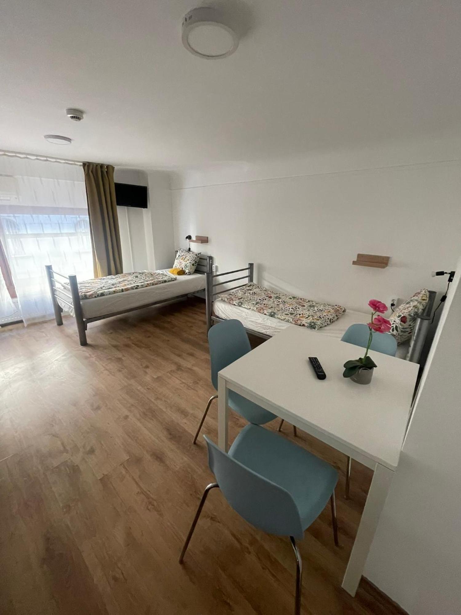Center Hostel And Guest House บูดาเปสต์ ภายนอก รูปภาพ